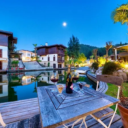فيلة Portville Canal Side Villas 66 *